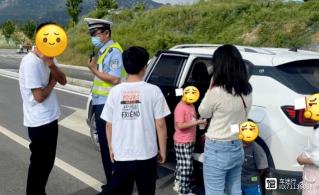 五座车抱小孩算超载：交警警告，安全第一