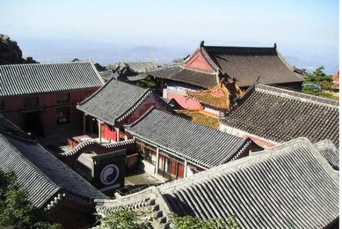 碧霞祠：泰山之巅的神秘宫观，历史与文化的融合