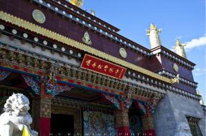 强巴林寺：康区最大的寺庙与藏传佛教艺术瑰宝