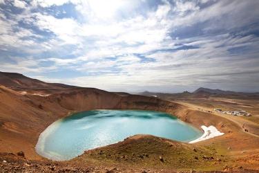 冰岛火山口湖：自然奇观的诞生与四季之变