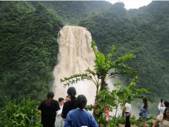 探索滴水滩瀑布：黄果树瀑布群之冠的壮丽之美