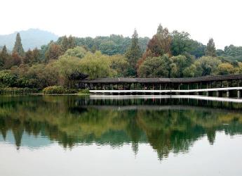 浴鹄湾景区：西湖边的小景，依山伴水，四季花开