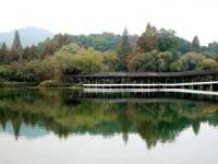 浴鹄湾景区：西湖边的小景，依山伴水，四季花开