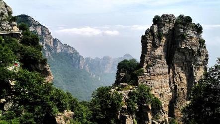 白石山风景区：自然与人工的完美融合，探访壮观的峰林地貌