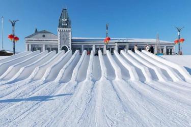 哈尔滨月亮湾滑雪场：冰雪娱乐的新天地