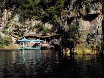 宝峰湖景区：湖光山色间的绝美风景与人文遗迹等你来探秘！