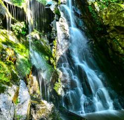 藏龙百瀑景区：亲水冒险之旅，探访浙江最大的瀑布群