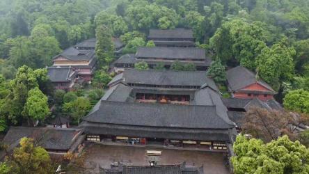 探访峨眉山第一寺：报国寺的历史与壮观建筑